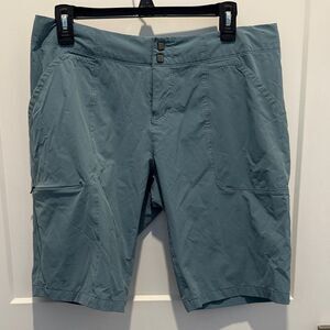 Mountain Hardwear Women's High-Rise Bermuda Shorts. Size 10